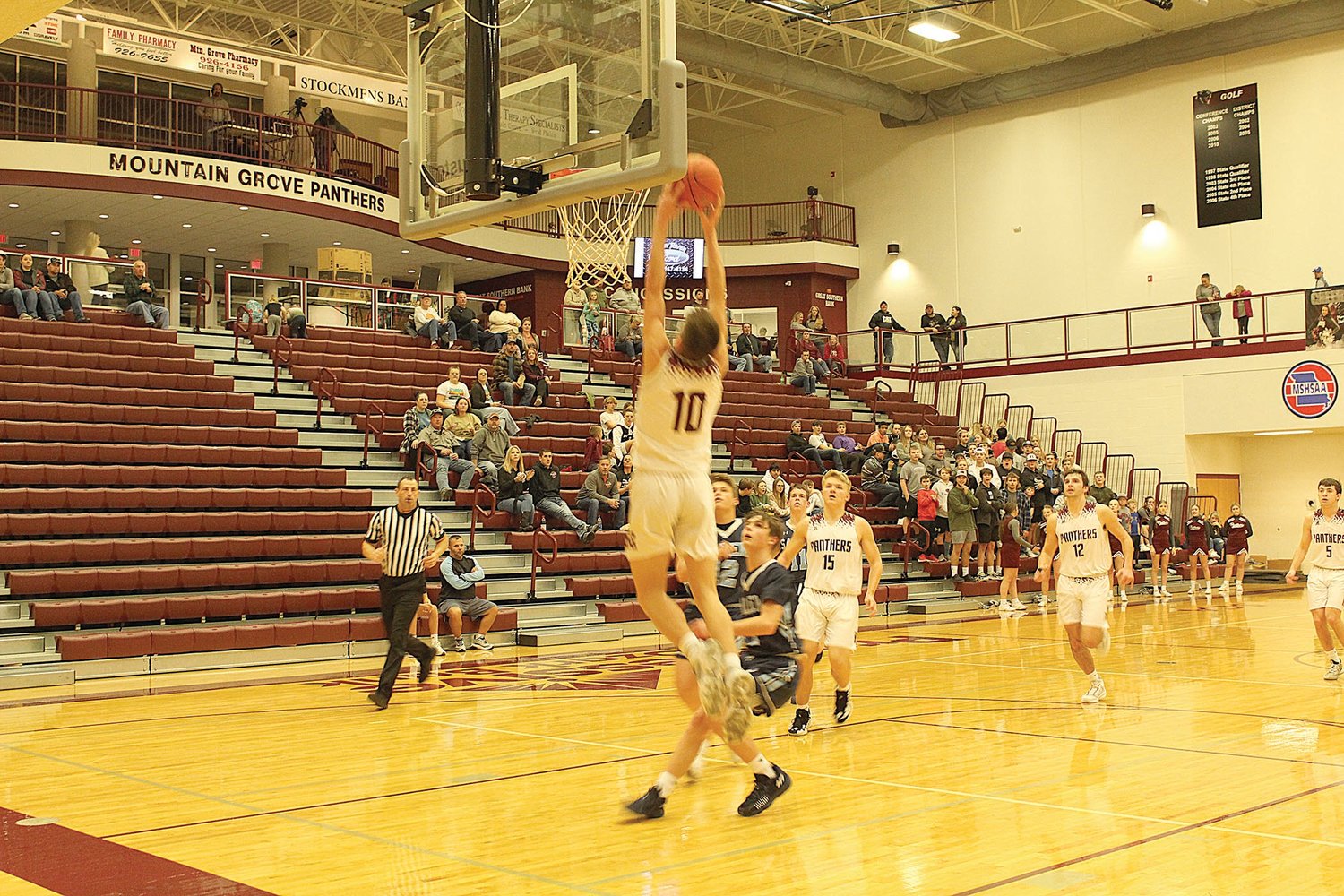 Mountain Grove’s Bryce Stenzel glides in for a dunk against the Salem Owls last Friday night.